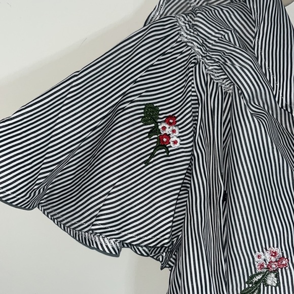Miss Me NWT black pinstripe with floral embroidered top - Picture 4 of 7
